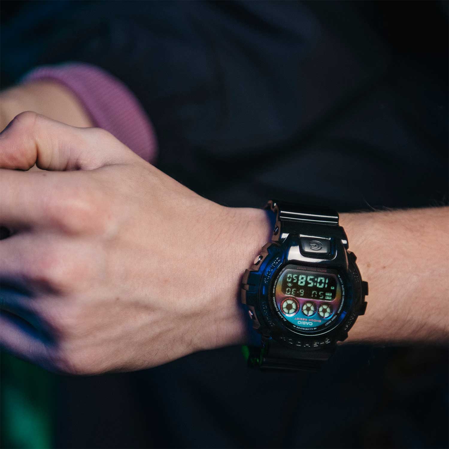 Японские наручные часы Casio G-SHOCK DW-6900RGB-1E с хронографом