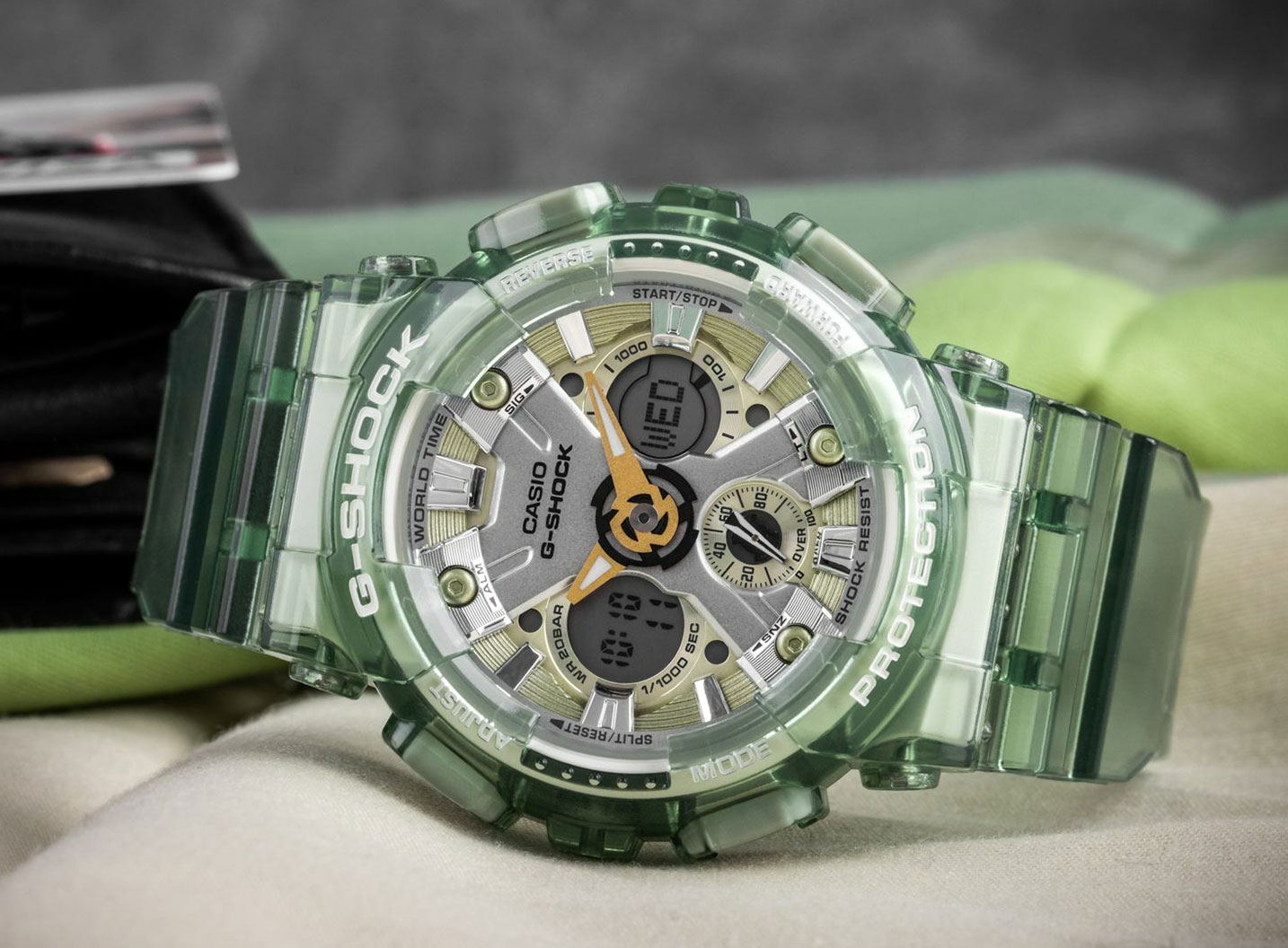 Японские наручные часы Casio G-SHOCK GMA-S120GS-3AER с хронографом