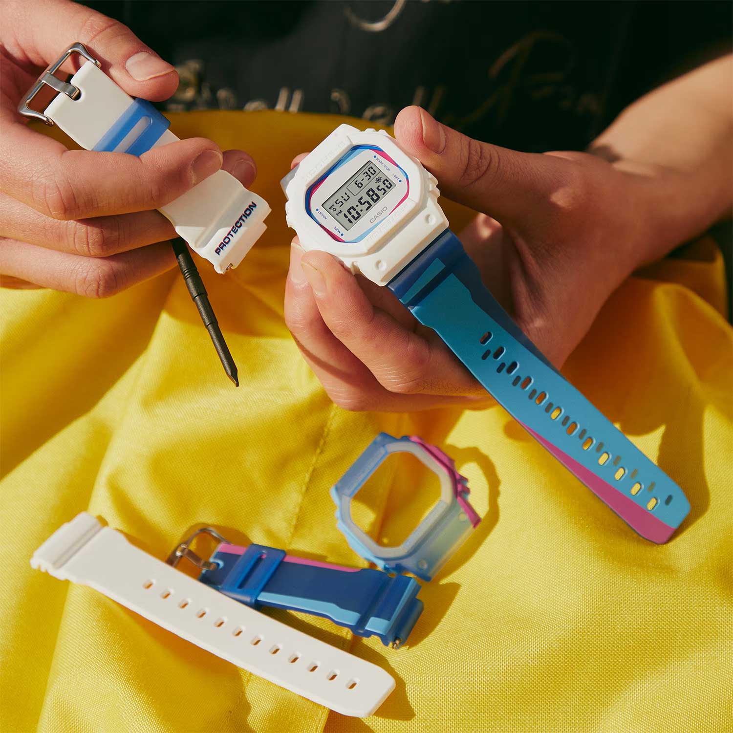 Японские наручные часы Casio G-SHOCK DWE-5600PR-2E с хронографом