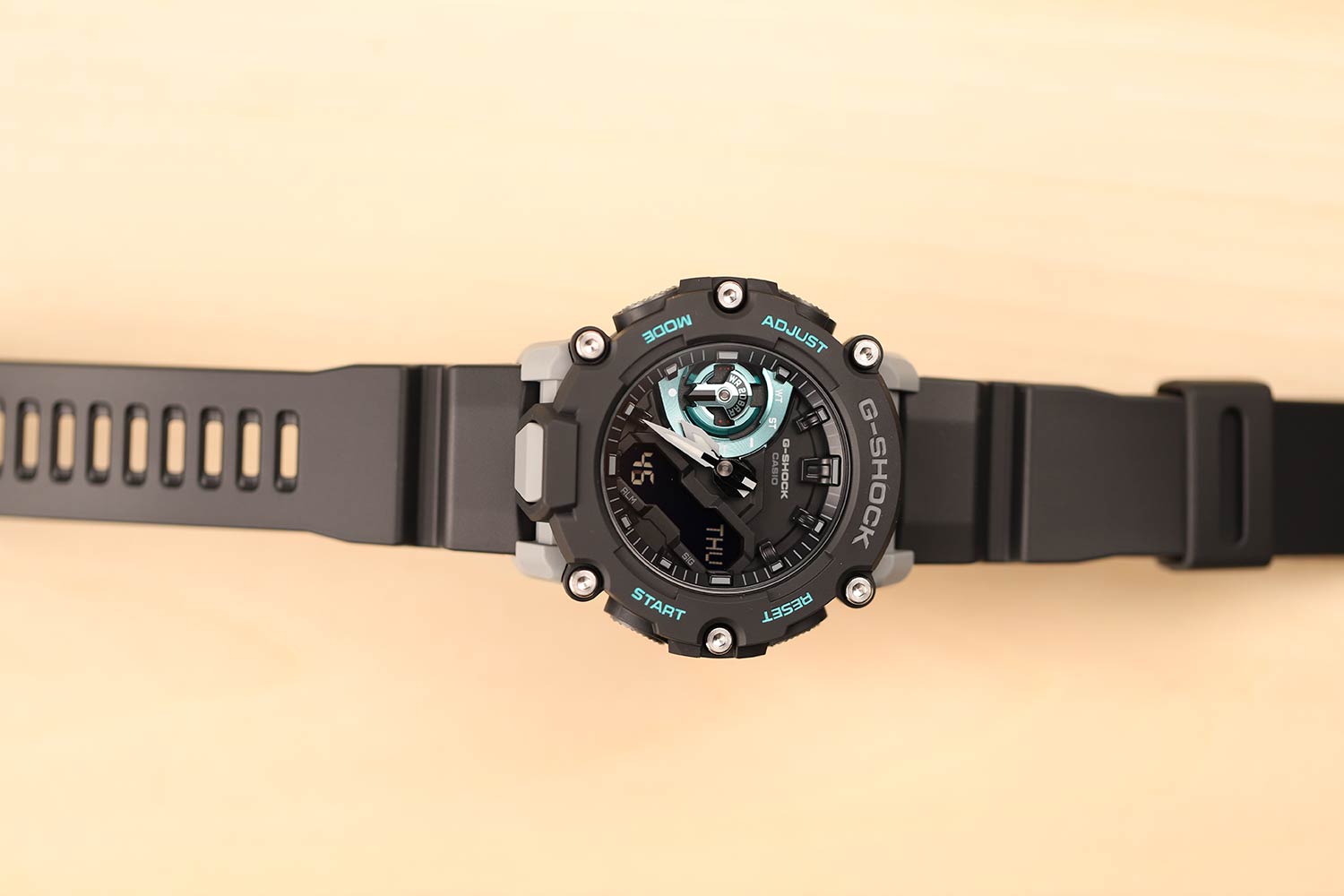 Японские наручные часы Casio G-SHOCK GA-2200M-1AER с хронографом
