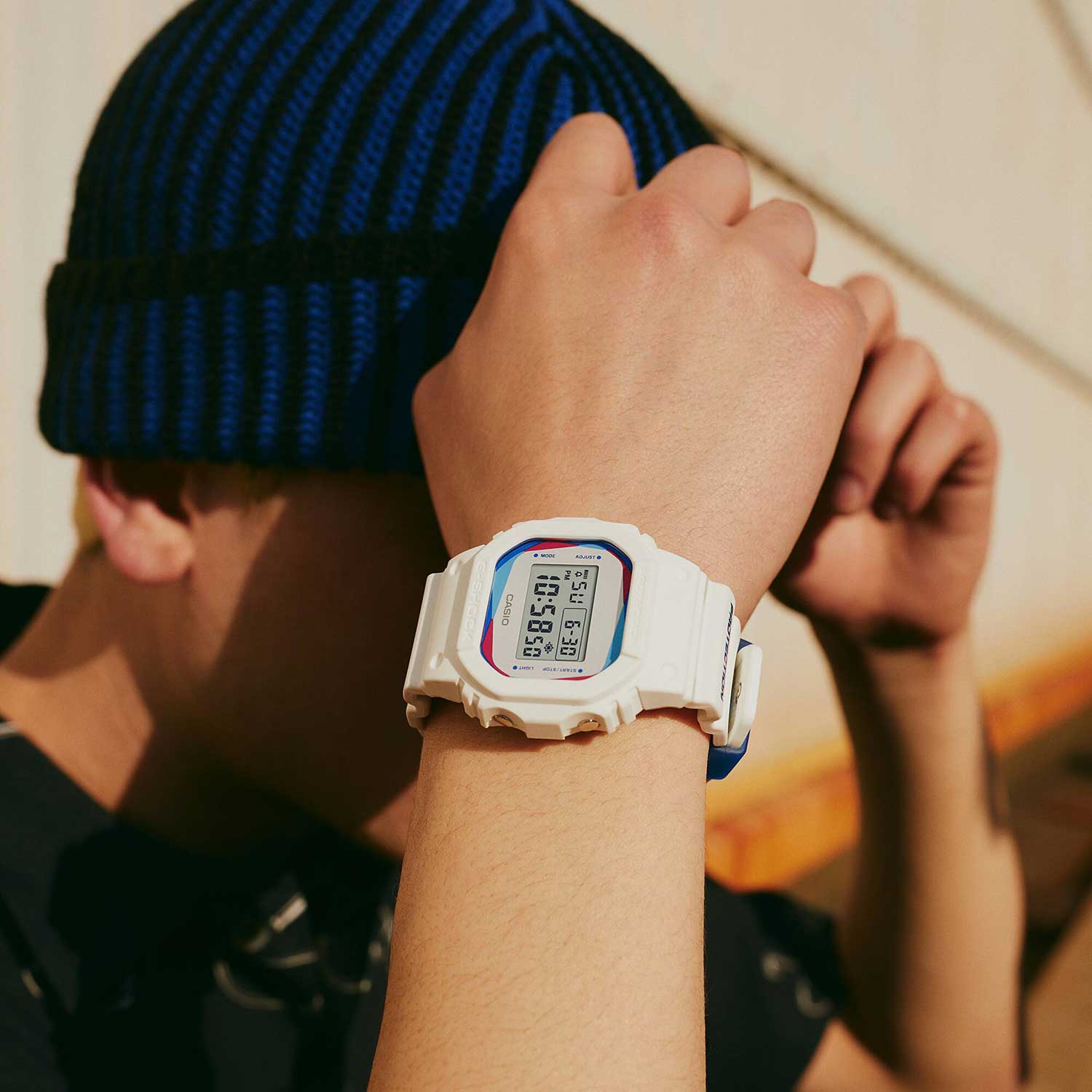 Японские наручные часы Casio G-SHOCK DWE-5600PR-2E с хронографом