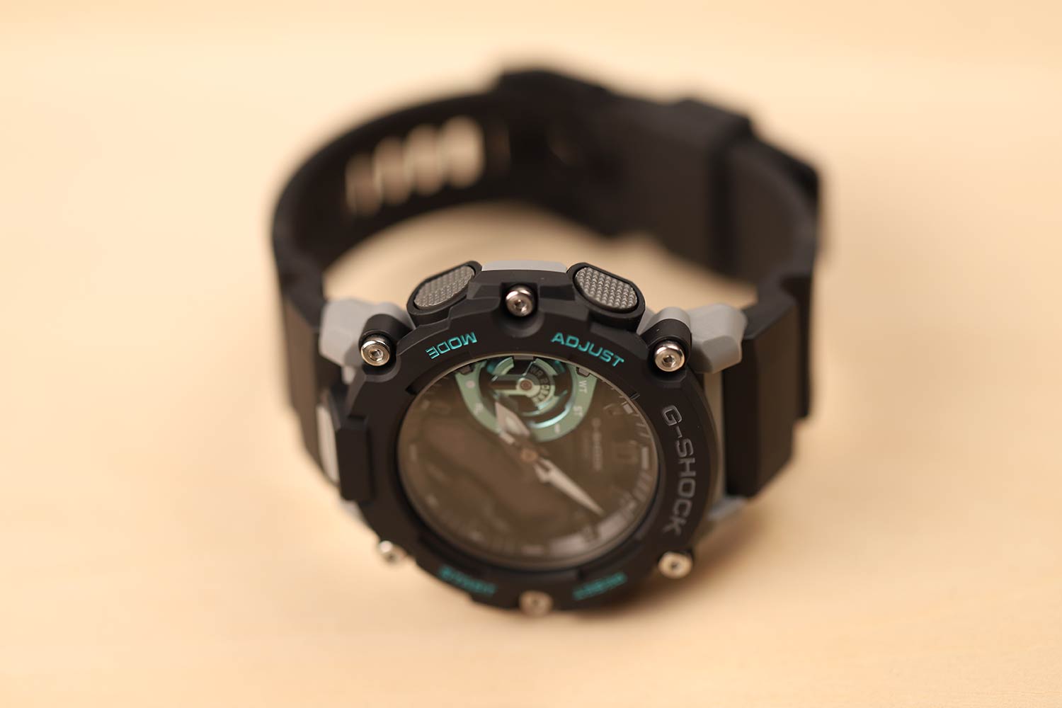 Японские наручные часы Casio G-SHOCK GA-2200M-1AER с хронографом