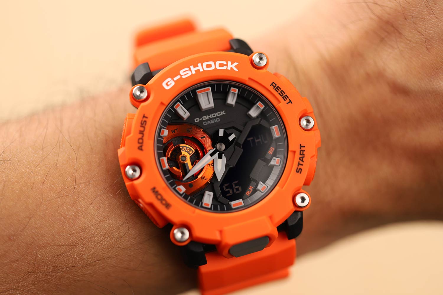 Японские наручные часы Casio G-SHOCK GA-2200M-4AER с хронографом