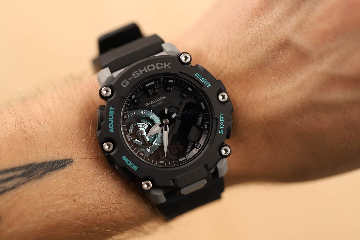 Японские наручные часы Casio G-SHOCK GA-2200M-1AER с хронографом
